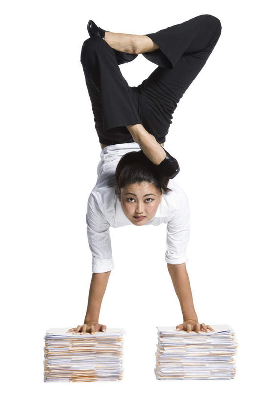 东方人,一个人,竖图,室内,白天,白色背景,衬衫,亚洲,仅一个年轻女性,仅一个女性,仅一个人,许多,表演,撑,服装,材料,档案,文件,注视,黄种人,背面,衣服,杂技,白色,资料,观察,看,摄影,服饰,影棚,观看,察看,演出,撑着,衣着,穿着,关注,文档,胎教,衣饰,年轻女性,女人,女性,亚洲人,彩图,全身,影棚拍摄,衬衣,拍摄