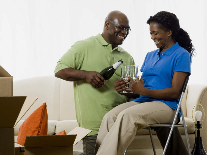 葡萄酒,西方人,两个人,夫妻,坐,跪,笑,微笑,露齿笑,横图,室内,白天,正面,爱情,沙发,杯子,椅子,欧洲,非洲,黑人,欧洲人,握,服装,包装,纸箱,酒类,浪漫,拿,拿着,注视,休闲装,玻璃制品,酒,饮料,衣服,容器,水杯,箱子,观察,看,休闲,休闲服,恩爱,握着,恋人,服饰,观看,搬家,单膝,察看,迁移,衣着,家里,穿着,关注,纸板箱,布艺沙发,包装箱,迁居,乔迁,搬迁,衣饰,男人,男性,女人,女性,中年男性,中年女性,非洲人,夫妇,情侣,玻璃杯,跪着,坐着,半身,彩图,伴侣