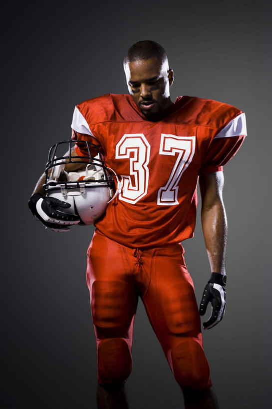 西方人,一个人,运动员,竖图,室内,白天,正面,运动服,安全,帽子,欧洲,非洲,黑人,欧洲人,仅一个男性,仅一个人,服装,标志,数字,头盔,文字,字符,防护,注视,标识,仅一个年轻男性,衣服,红色,白色,安全帽,手套,观察,看,阿拉伯数字,服饰,观看,保护,察看,衣着,穿着,关注,保险,橄榄球运动员,保全,周全,安稳,安定,一顶,防护手套,衣饰,平安,男人,男性,年轻男性,非洲人,体育运动员,运动选手,半身,彩图,运动装