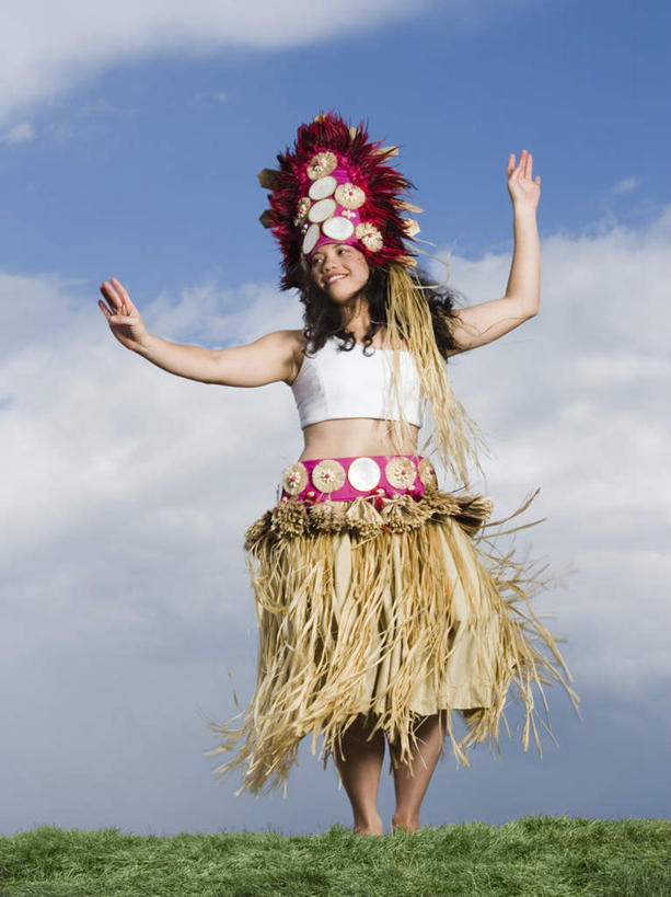 西方人,一个人,跳舞者,举,笑,微笑,露齿笑,竖图,室外,白天,正面,裙子,跳舞,欧洲,欧洲人,仅一个年轻女性,仅一个女性,仅一个人,阴影,光线,影子,云,云朵,云彩,注视,蓝色,白云,蓝天,天空,阳光,天,观察,看,托,晴朗,观看,半身裙,察看,关注,草裙舞,草裙,舞姿,年轻女性,女人,女性,白种人,晴空,舞蹈家,舞蹈演员,舞者,举起,举手,举着,向上举,向上伸,向上托,彩图,全身,舞蹈,呼拉舞