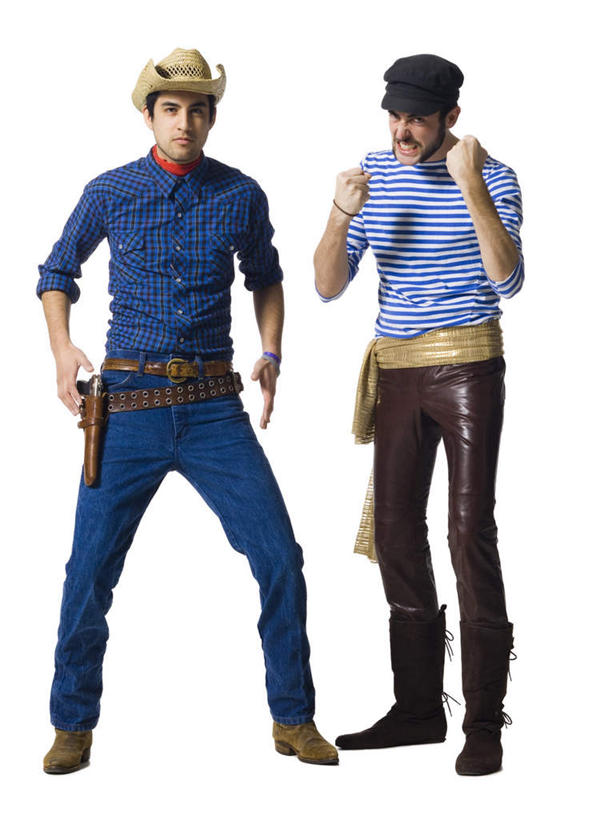 西方人,两个人,伙伴,朋友,站,竖图,室内,白天,白色背景,正面,友谊,竞争,帽子,欧洲,欧洲人,对抗,握,服装,节日,庆祝,冲突,枪支,注视,休闲装,破坏,文化,鼓励,衣服,观察,加油,看,手势,握拳,站着,庆典,休闲,休闲服,牛仔帽,万圣节,武器,战争,打气,握着,摄影,服饰,手枪,影棚,观看,纪念,损坏,察看,攻击,威胁,对立,关注,矛盾,兵器,鼓舞,防御,枪械,弹夹,敌对,挫败,斗争,抗拒,抗衡,杀伤,威慑,子弹夹,危险,友情,男人,男性,年轻男性,白种人,站立,彩图,全身,影棚拍摄,拍摄