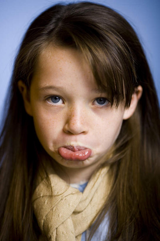 西方人,儿童,脸,头,嘴,脸颊,头发,一个人,竖图,室内,特写,白天,正面,失败,纯洁,欧洲,欧洲人,仅一个女性,仅一个人,蓝色背景,服装,沮丧,装饰,棕色,注视,休闲装,小孩,衣服,围巾,嘟嘴,观察,看,仅一个小孩,休闲,难受,温暖,休闲服,撅嘴,可爱,童年,童趣,无奈,摄影,服饰,影棚,围脖,观看,保暖,失望,悲伤,华丽,点缀,察看,伤心,难过,御寒,关注,失落,童真,烂漫,无邪,颓废,挫败,受挫,落败,落空,错过,失足,失意,失策,失算,颓丧,衰颓,悲哀,懊丧,颓靡,气馁,丧气,衬托,美观,雅致,雅观,败北,挫折,失利,天真,女孩,女人,女性,白种人,孩子,头部,长发,直发,脸部,脸蛋,面部,嘴巴,嘴唇,半身,彩图,影棚拍摄,拍摄,女生