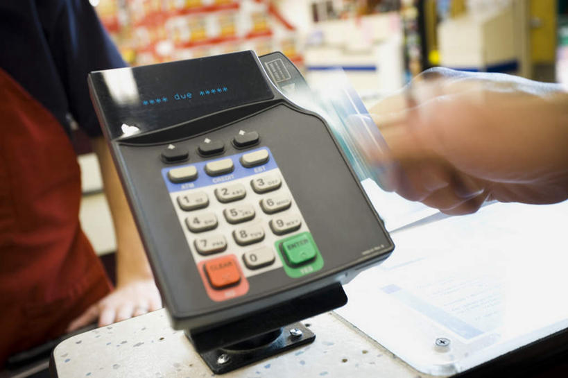 西方人,手,两个人,商店,站,横图,室内,特写,白天,正面,购物,信用卡,消费,超市,欧洲,欧洲人,一张,握,服装,拿,拿着,休闲装,顾客,一个,衣服,站着,收银员,休闲,手部,休闲服,卡,握着,pos机,储蓄卡,金融,百货,服饰,收银台,单个,单手,收银,收银机,选购,贸易,百货公司,血拼,主顾,银行卡,男人,男性,中年男性,白种人,超级市场,大卖场,站立,半身,彩图,购物商场,购物中心,商业中心