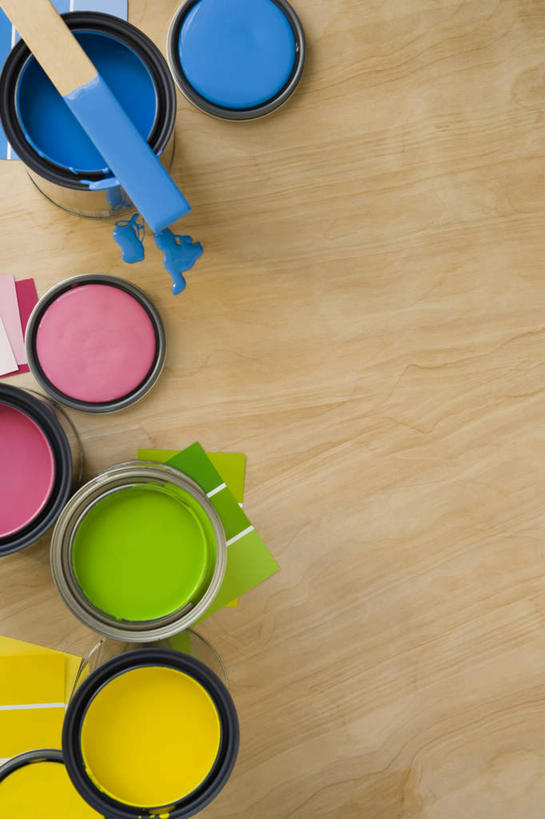 无人,竖图,俯视,室内,特写,白天,地板,装修,静物,一根,一群,许多,装饰,材料,棍子,铁桶,桶,地面,很多,装潢,木地板,粉色,黄色,蓝色,绿色,容器,储藏,油漆,保护,涂料,储存,彩图,高角度拍摄,贮存