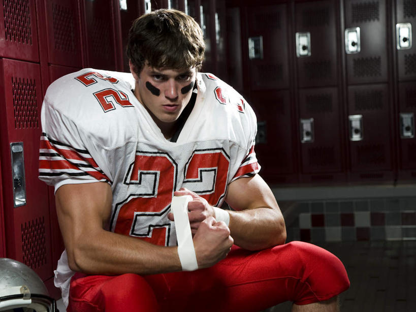 西方人,一个人,运动员,坐,横图,室内,白天,正面,运动服,柜子,欧洲,欧洲人,仅一个男性,仅一个人,握,服装,标志,纱布,数字,文字,字符,储物柜,拿,拿着,注视,标识,仅一个年轻男性,衣服,红色,白色,观察,看,治疗,握着,阿拉伯数字,服饰,观看,固定,察看,医疗,衣着,储存,穿着,关注,橄榄球运动员,止血,衣饰,储备,蕴藏,贮备,男人,男性,年轻男性,白种人,绷带,体育运动员,运动选手,坐着,半身,彩图,贮存,运动装