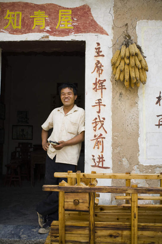 东方人,一个人,站,笑,微笑,露齿笑,竖图,室外,白天,正面,玉米,蔬菜,亚洲,仅一个男性,仅一个人,仅一个中年男性,许多,吊挂,悬挂,服装,新鲜,棒子,标志,文字,字符,墙,玉蜀黍,食品,挂,注视,休闲装,黄种人,标识,墙壁,墙面,食物,衣服,观察,看,靠,靠着,站着,休闲,休闲服,汉字,服饰,有机食品,绿色食品,观看,苞米,察看,关注,中文,苞芦,苞谷,包谷,大蜀黍,番麦,薏米包,玉高粱,玉麦,珍珠米,国文,华文,男人,男性,中年男性,亚洲人,站立,彩图,全身