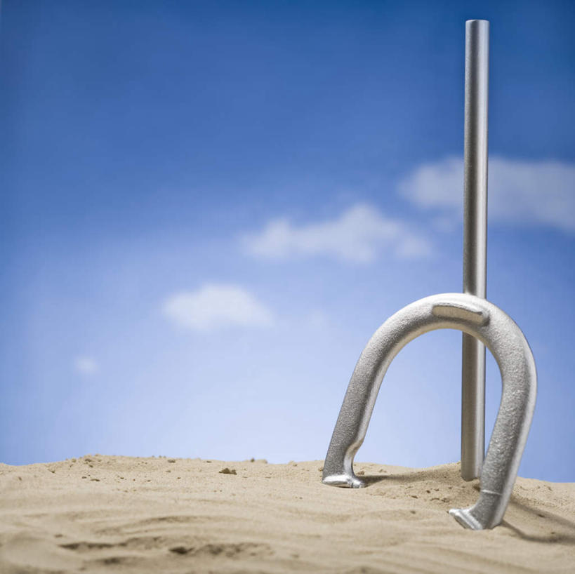 无人,横图,室外,特写,白天,正面,金属制品,阴影,光线,金属,钩子,沙子,影子,云,云朵,云彩,蓝色,白云,蓝天,天空,阳光,天,晴朗,马蹄铁,晴空,彩图