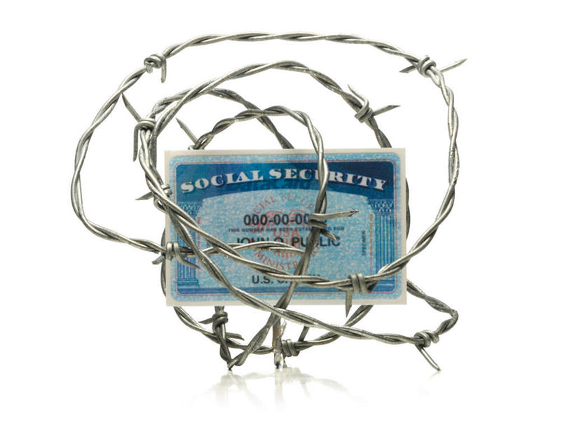 无人,横图,室内,特写,白天,白色背景,正面,安全,科技,静物,一张,阴影,反射,科学,英文,标志,文字,影子,字符,字母,防护,铁丝网,标识,摄影,影棚,英文字母,保护,芯片,科学技术,保险,IC卡,社会保障卡,社保卡,保全,周全,安稳,安定,铁蒺藜,智能卡,平安,彩图,影棚拍摄,拍摄,集成电路卡