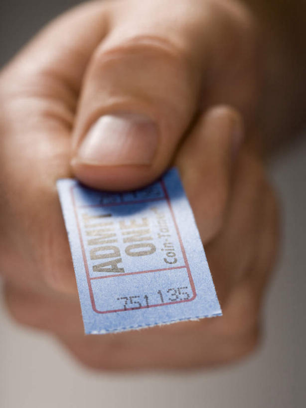 西方人,手,一个人,竖图,俯视,室内,特写,白天,欧洲,欧洲人,仅一个男性,仅一个人,仅一个中年男性,一张,英文,标志,文字,字符,字母,标识,手部,英文字母,单手,男人,男性,中年男性,白种人,半身,彩图,高角度拍摄,票