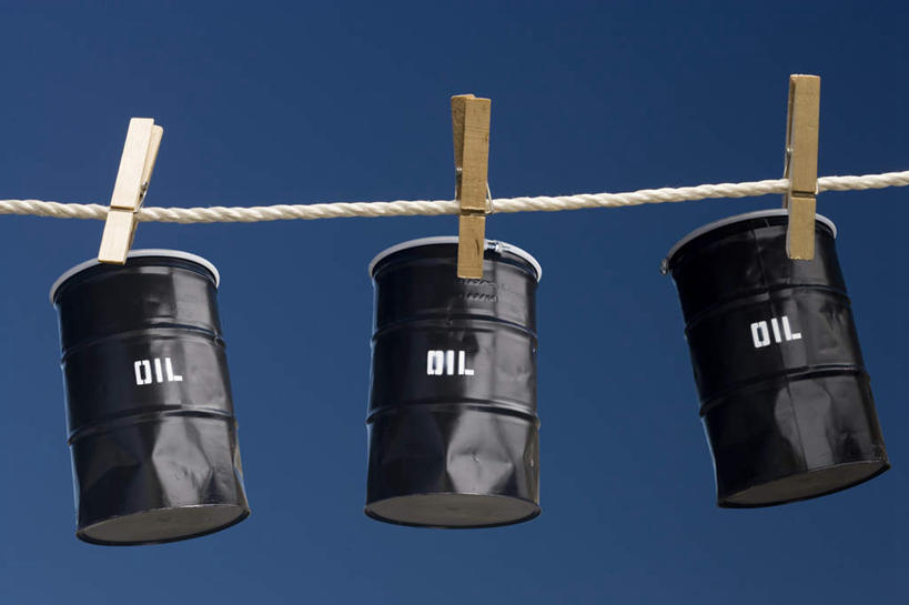 无人,横图,室内,特写,白天,正面,静物,一根,一排,许多,吊挂,悬挂,蓝色背景,整齐,木制,英文,标志,铁桶,桶,文字,字符,字母,很多,挂,标识,排列,三个,黑色,夹子,晾衣绳,木制品,容器,绳子,摄影,影棚,储藏,英文字母,储存,队列,衣夹,彩图,影棚拍摄,拍摄,贮存