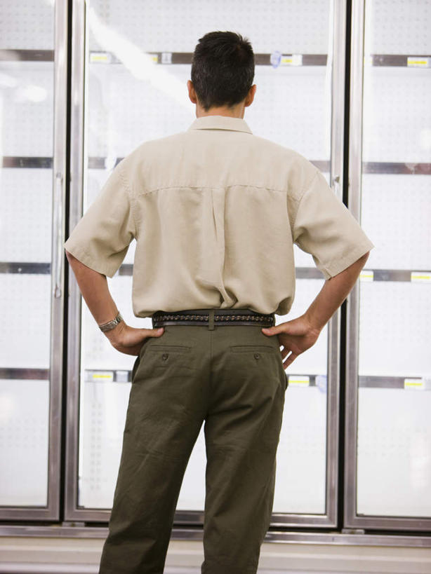 西方人,一个人,商店,站,竖图,室内,白天,购物,消费,超市,欧洲,欧洲人,仅一个男性,仅一个人,仅一个中年男性,服装,电器,休闲装,手叉腰,冷冻,冷柜,背面,衣服,冷藏柜,叉腰,站着,休闲,休闲服,金融,百货,服饰,冷藏,储藏,冰柜,双手叉腰,选购,贸易,百货公司,血拼,保鲜,男人,男性,中年男性,白种人,超级市场,大卖场,站立,半身,彩图,购物商场,购物中心,商业中心