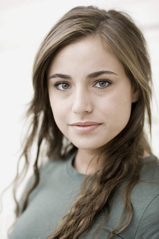 西方人,头发,一个人,站,笑,微笑,竖图,室内,特写,白天,白色背景,正面,爆炸,欧洲,欧洲人,仅一个年轻女性,仅一个女性,仅一个人,服装,棕色,注视,休闲装,肩膀,衣服,观察,看,站着,休闲,休闲服,摄影,服饰,影棚,观看,察看,关注,投弹,摧毁,炸毁,年轻女性,女人,女性,白种人,长发,卷发,站立,半身,彩图,影棚拍摄,拍摄