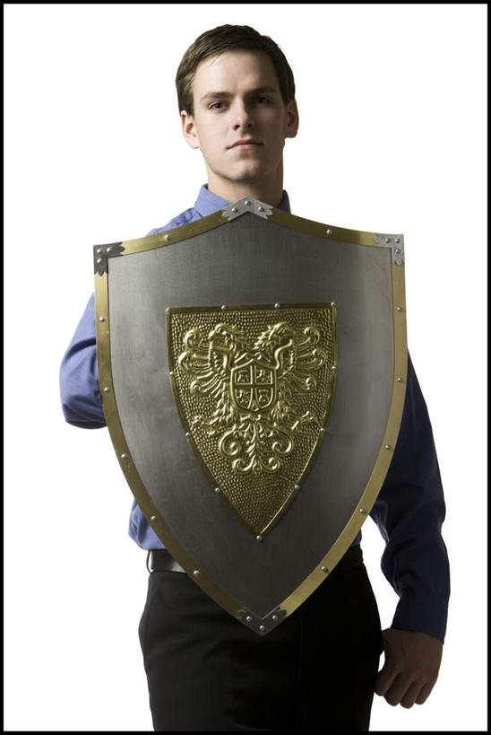 西方人,一个人,商务人士,商务男性,站,竖图,室内,白天,白色背景,正面,衬衫,欧洲,欧洲人,仅一个男性,仅一个人,握,套装,注视,仅一个年轻男性,一个,观察,看,站着,武器,战争,握着,摄影,盾牌,盾,影棚,单个,观看,坚硬,察看,关注,矛盾,兵器,商务装,防御,工薪阶层,坚固,男人,男性,年轻男性,白种人,白领,上班族,站立,半身,彩图,影棚拍摄,衬衣,拍摄