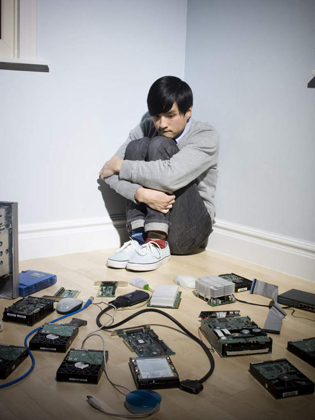 东方人,一个人,坐,竖图,室内,白天,正面,毛衣,衬衫,电脑,地板,亚洲,仅一个男性,仅一个人,许多,阴影,服装,反射,网络,影子,墙,领带,地面,注视,休闲装,黄种人,输入设备,通讯设备,开关,木地板,墙壁,墙面,仅一个年轻男性,衣服,按钮,观察,看,休闲,休闲服,台式电脑,服饰,抱膝,观看,光驱,主机,察看,机箱,恐怖,关注,通信设备,线衫,可怕,光盘驱动器,可骇,恐惧,男人,男性,年轻男性,亚洲人,坐着,彩图,全身,衬衣,绒衣,套衫,套头毛衣,线衣
