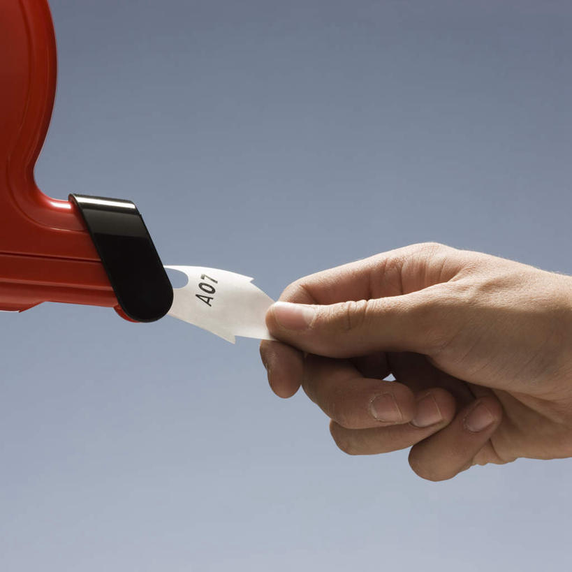 西方人,手,一个人,方图,室内,特写,白天,正面,欧洲,欧洲人,仅一个男性,仅一个人,握,标志,数字,文字,字符,拿,拿着,标识,仅一个年轻男性,手部,握着,摄影,阿拉伯数字,影棚,单手,男人,男性,年轻男性,白种人,半身,彩图,影棚拍摄,拍摄,票