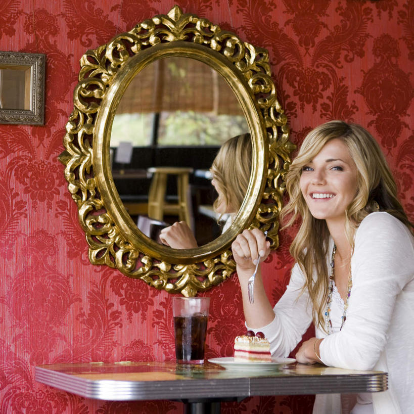 果汁,西方人,一个人,餐厅,坐,笑,微笑,露齿笑,方图,室内,白天,侧面,壁纸,餐桌,镜子,桌子,杯子,欧洲,欧洲人,仅一个年轻女性,仅一个女性,仅一个人,握,服装,墙,饮品,拿,拿着,注视,休闲装,墙壁,墙面,玻璃制品,饮料,衣服,红色,水杯,观察,看,休闲,休闲服,握着,服饰,餐台,观看,镜像,察看,镜面,关注,可口,适口,年轻女性,女人,女性,白种人,玻璃杯,墙纸,坐着,半身,彩图,餐馆,饭店,饭馆