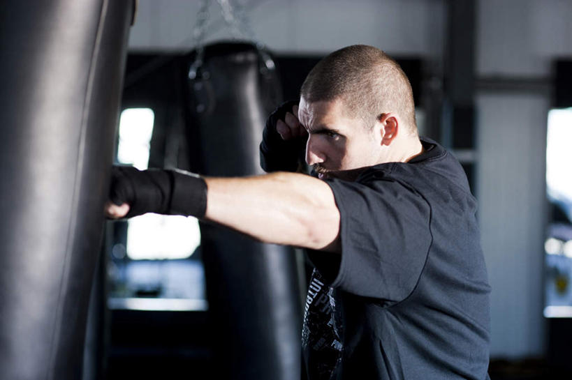 西方人,一个人,健身房,站,举,横图,室内,白天,侧面,运动服,锻炼,安全,运动,欧洲,欧洲人,仅一个男性,仅一个人,仅一个中年男性,握,服装,朦胧,模糊,防护,注视,运动器械,衣服,黑色,手套,观察,看,托,站着,健身器械,握着,服饰,观看,保护,察看,衣着,穿着,关注,沙袋,保险,健身器材,拳击袋,保全,周全,安稳,安定,防护手套,衣饰,平安,体育,男人,男性,中年男性,白种人,举起,举手,举着,向上举,向上伸,向上托,站立,半身,彩图,健身,健身馆,运动器材,运动装