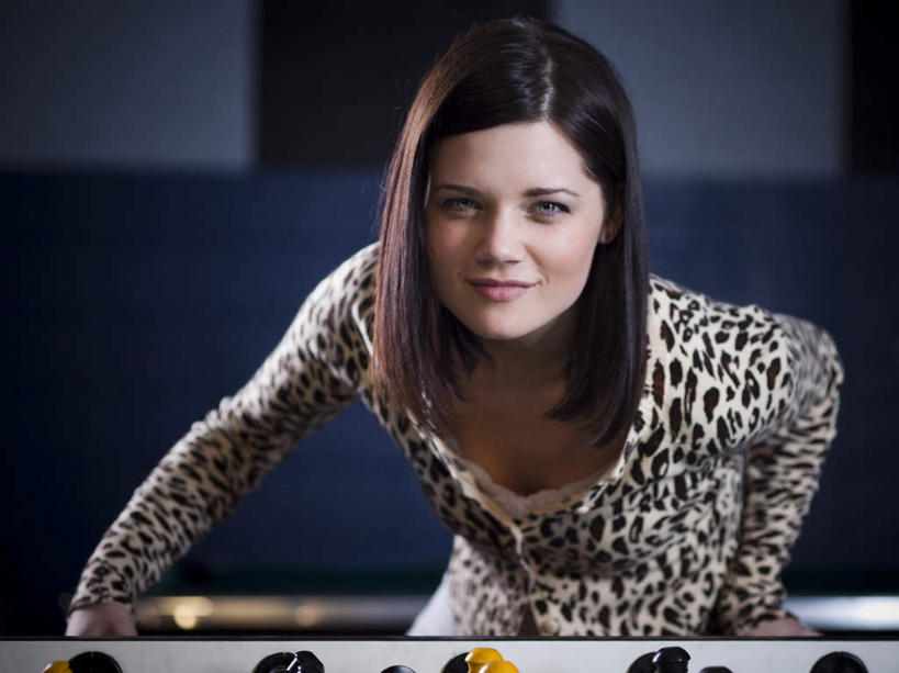 西方人,一个人,站,笑,微笑,横图,室内,白天,正面,锻炼,游戏,运动,足球,欧洲,欧洲人,仅一个年轻女性,仅一个女性,仅一个人,弯腰,阴影,服装,光线,影子,灯光,玩,注视,休闲装,娱乐,衣服,观察,看,站着,休闲,休闲服,服饰,观看,活动,察看,发泄,关注,消遣,智力,桌式足球,桌上足球,宣泄,弯身,体育,年轻女性,女人,女性,白种人,玩耍,嬉戏,站立,半身,彩图,健身