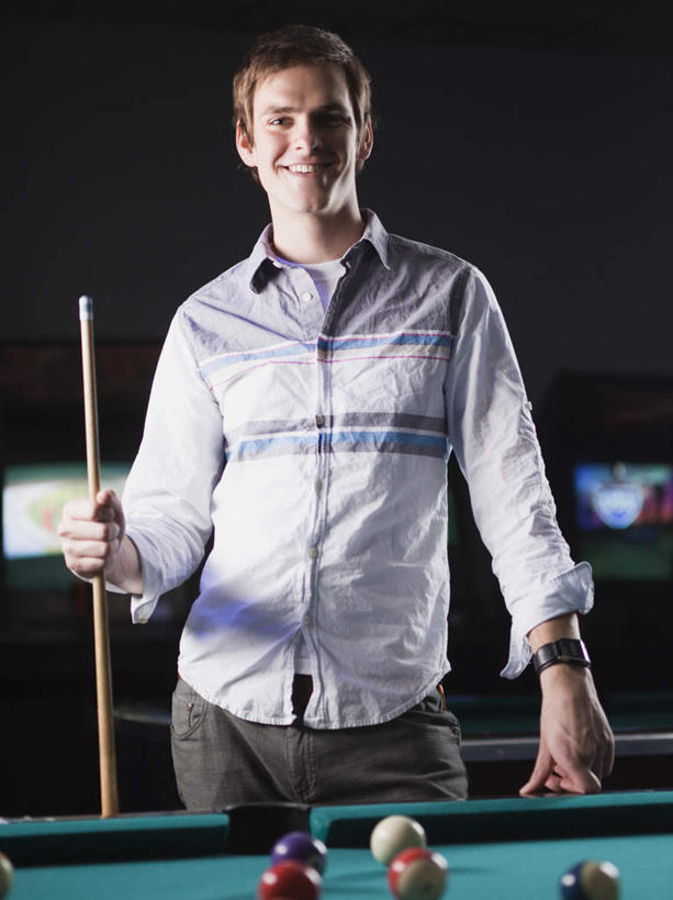 西方人,一个人,站,笑,微笑,露齿笑,竖图,室内,白天,正面,衬衫,台球,欧洲,欧洲人,仅一个男性,仅一个人,撑,握,撞球,阴影,光线,球杆,影子,灯光,拿,拿着,注视,运动器械,彩球,仅一个年轻男性,观察,看,站着,健身器械,握着,观看,察看,台球桌,撑着,关注,健身器材,斯诺克,桌球室,斯诺克球,斯诺克台球,桌球,男人,男性,年轻男性,白种人,站立,半身,彩图,衬衣,运动器材