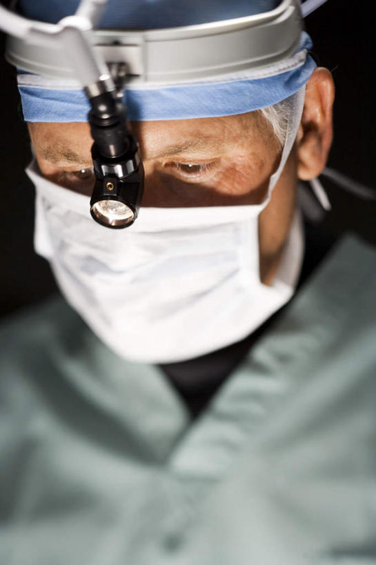 西方人,头,一个人,医生,站,竖图,室内,特写,白天,正面,工作服,制服,仪器,帽子,欧洲,欧洲人,仅一个男性,仅一个人,阴影,检查,工作,反射,分离,分析,科学,放大镜,影子,过滤,分开,注视,仅一个年轻男性,白色,口罩,观察,看,站着,医护人员,医疗人员,隔断,清晰,探索,遮掩,放大,观看,隔离,仔细,透镜,察看,手术,卫生,掩盖,凸透镜,遮挡,聚焦,关注,净化,间隔,预防,手术服,遮盖,防尘,SL手术放大镜,手术帽,光学,清楚,掩饰,断绝,隔开,屏蔽,屏绝,远离,中断,阻遏,阻隔,工作制服,手术放大镜,男人,男性,年轻男性,白种人,头部,大夫,站立,半身,彩图,工作套服