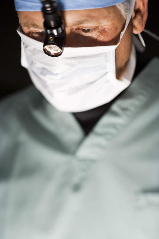 西方人,头,一个人,医生,站,竖图,室内,特写,白天,正面,工作服,制服,仪器,帽子,欧洲,欧洲人,仅一个男性,仅一个人,阴影,检查,工作,反射,分离,分析,科学,放大镜,影子,过滤,分开,注视,仅一个年轻男性,白色,口罩,观察,看,站着,医护人员,医疗人员,隔断,清晰,探索,遮掩,放大,观看,隔离,仔细,透镜,察看,手术,卫生,掩盖,凸透镜,遮挡,聚焦,关注,净化,间隔,预防,手术服,遮盖,防尘,SL手术放大镜,手术帽,光学,清楚,掩饰,断绝,隔开,屏蔽,屏绝,远离,中断,阻遏,阻隔,工作制服,手术放大镜,男人,男性,年轻男性,白种人,头部,大夫,站立,半身,彩图,工作套服