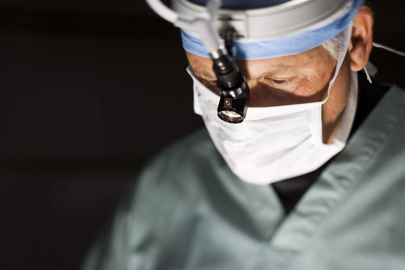 西方人,头,一个人,医生,站,横图,室内,特写,白天,正面,工作服,制服,仪器,帽子,欧洲,欧洲人,仅一个男性,仅一个人,阴影,检查,工作,反射,分离,分析,科学,放大镜,影子,过滤,分开,注视,仅一个年轻男性,白色,口罩,观察,看,站着,医护人员,医疗人员,隔断,清晰,探索,遮掩,放大,观看,隔离,仔细,透镜,察看,手术,卫生,掩盖,凸透镜,遮挡,聚焦,关注,净化,间隔,预防,手术服,遮盖,防尘,SL手术放大镜,手术帽,光学,清楚,掩饰,断绝,隔开,屏蔽,屏绝,远离,中断,阻遏,阻隔,工作制服,手术放大镜,男人,男性,年轻男性,白种人,头部,大夫,站立,半身,彩图,工作套服