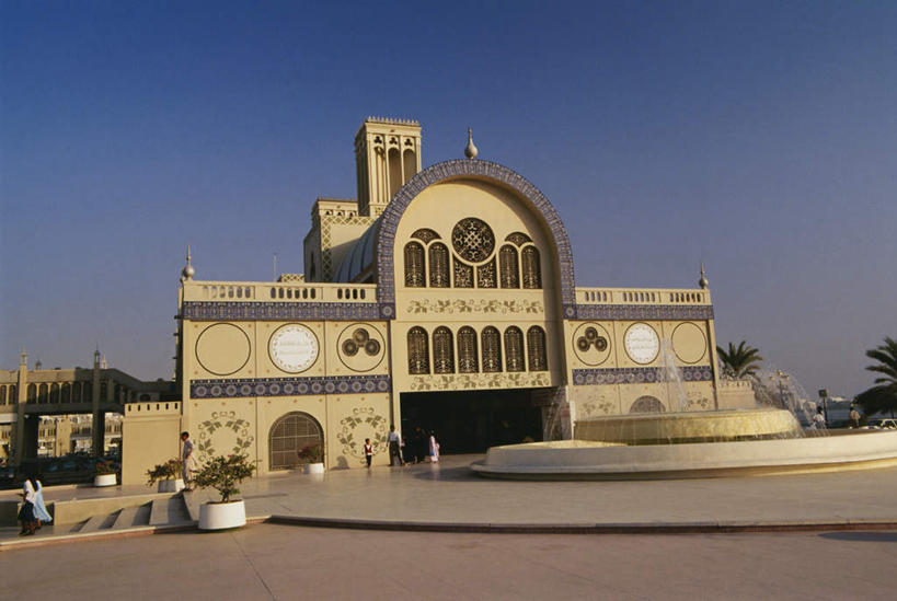 无人,家,横图,室外,白天,正面,度假,美景,水,植物,城市风光,城市,道路,路,喷泉,公路,汽车,阿联酋,亚洲,阴影,飞溅,溅,光线,液体,影子,房屋,屋子,景观,水滴,公寓,交通,文化,娱乐,洋房,楼房,住宅,车,水珠,树,树木,蓝色,绿色,蓝天,天空,阳光,自然,交通工具,轿车,天,品味,享受,休闲,景色,放松,生长,晴朗,成长,喷洒,载具,西亚,水景,阿拉伯联合酋长国,万里无云,美观,沙迦酋长国,沙迦,设计,晴空,晴空万里,马路,彩图,房子