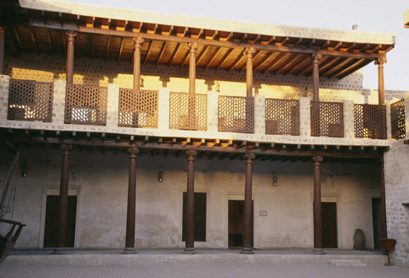 无人,家,栏杆,横图,室外,白天,正面,度假,美景,城市风光,城市,阿联酋,亚洲,一排,阴影,整齐,光线,影子,柱子,房屋,屋子,景观,公寓,围栏,娱乐,洋房,护栏,楼房,住宅,排列,蓝色,蓝天,天空,阳光,天,享受,休闲,景色,放松,晴朗,队列,西亚,阿拉伯联合酋长国,万里无云,沙迦酋长国,沙迦,晴空,晴空万里,彩图,房子