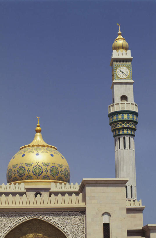 无人,竖图,室外,白天,仰视,旅游,度假,标志建筑,地标,建筑,阿曼,亚洲,阴影,节日,时间,光线,时钟,影子,墙,计时,文化,娱乐,建设,墙壁,墙面,蓝色,蓝天,天空,阳光,钟表,天,祈祷,享受,休闲,健康,表,旅游胜地,放松,许愿,宗教,信仰,晴朗,纪念,祈求,伊斯兰教,清真寺,西亚,万里无云,塔钟,阿曼苏丹国,平安,钟,晴空,晴空万里,彩图,低角度拍摄