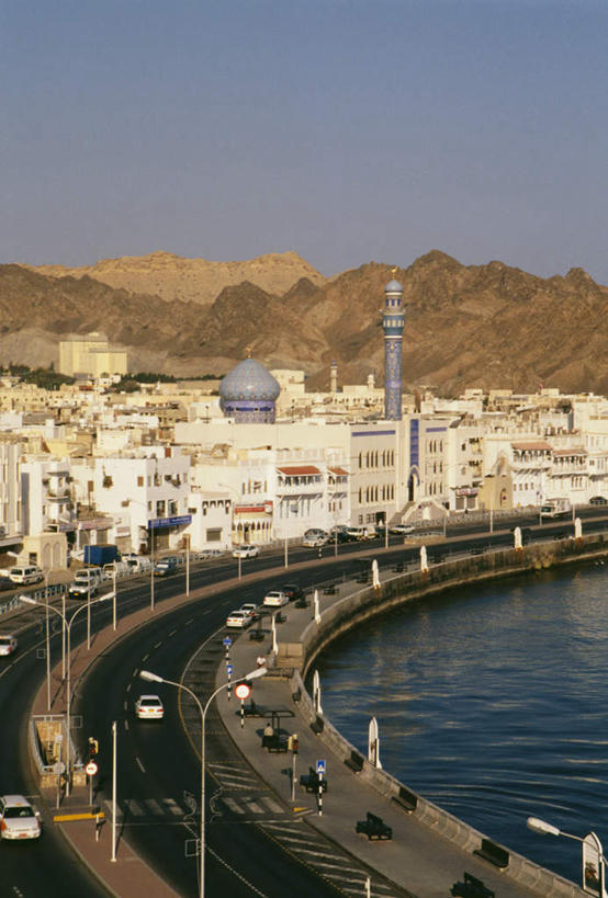 无人,家,竖图,俯视,航拍,室外,白天,度假,河流,美景,山,山脉,水,城市风光,城市,道路,路,路灯,公路,汽车,照明,阿曼,亚洲,许多,阴影,光线,影子,房屋,屋子,河水,景观,山峰,水流,灯光,分界线,停车线,交通,山峦,首都,娱乐,楼房,住宅,车,灯,蓝色,蓝天,天空,阳光,交通工具,轿车,群山,天,享受,休闲,景色,放松,晴朗,车行道,车行道分界线,照亮,照明设备,鸟瞰,载具,标线,西亚,车行线,万里无云,阿曼苏丹国,马斯喀特,马斯喀图,马斯卡德,晴空,晴空万里,马路,彩图,高角度拍摄,房子