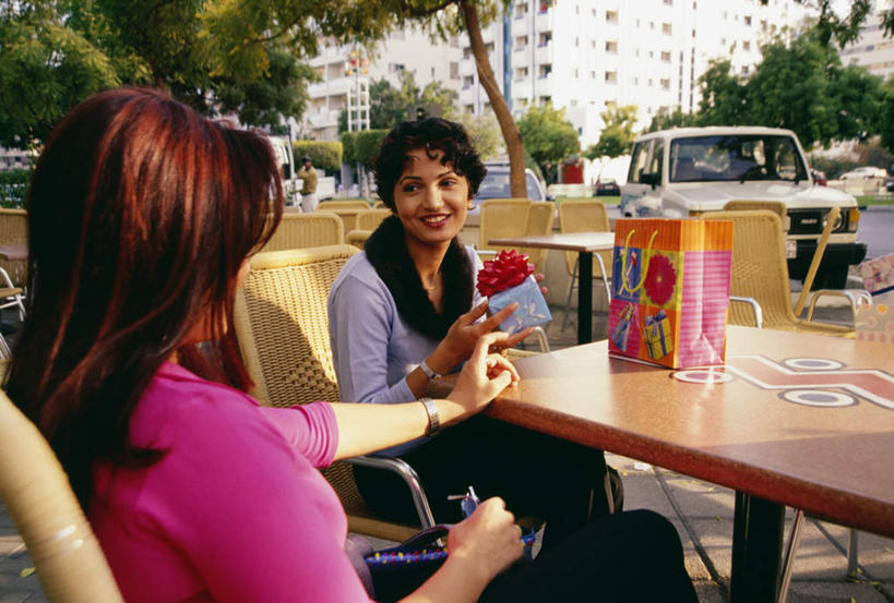 东方人,背部,两个人,伙伴,朋友,餐厅,坐,笑,微笑,露齿笑,横图,室外,白天,正面,友谊,植物,餐桌,桌子,汽车,棕榈树,叶子,椅子,亚洲,一辆,握,阴影,服装,光线,影子,躺椅,绿叶,注视,休闲装,黄种人,车,树,树木,衣服,绿色,阳光,自然,交通工具,轿车,观察,看,休闲,休闲服,嫩叶,握着,服饰,皮夹子,钱包,生长,成长,餐台,观看,察看,零钱包,皮夹,关注,载具,棕榈叶,友情,女人,女性,中年女性,亚洲人,叶,叶片,坐着,半身,彩图,餐馆,饭店,饭馆