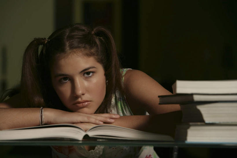 东方人,一个人,坐,横图,室内,夜晚,正面,看书,阅读,失败,桌面,桌子,书籍,亚洲,仅一个年轻女性,仅一个女性,仅一个人,一堆,学习,堆叠,堆积,服装,沮丧,木制,注视,休闲装,黄种人,衣服,木制品,书本,观察,看,趴着,休闲,难受,休闲服,无奈,读书,浏览,服饰,观看,堆,失望,悲伤,察看,伤心,难过,关注,失落,颓废,挫败,受挫,落败,落空,错过,失足,失意,失策,失算,颓丧,衰颓,悲哀,懊丧,颓靡,气馁,丧气,败北,挫折,失利,年轻女性,女人,女性,亚洲人,书,图书,趴,坐着,半身,彩图