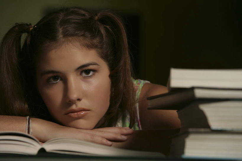 东方人,一个人,坐,横图,室内,夜晚,正面,看书,阅读,失败,桌面,桌子,书籍,亚洲,仅一个年轻女性,仅一个女性,仅一个人,一堆,学习,堆叠,堆积,服装,沮丧,木制,注视,休闲装,黄种人,衣服,木制品,书本,观察,看,趴着,休闲,难受,休闲服,无奈,读书,浏览,服饰,观看,堆,失望,悲伤,察看,伤心,难过,关注,失落,颓废,挫败,受挫,落败,落空,错过,失足,失意,失策,失算,颓丧,衰颓,悲哀,懊丧,颓靡,气馁,丧气,败北,挫折,失利,年轻女性,女人,女性,亚洲人,书,图书,趴,坐着,半身,彩图