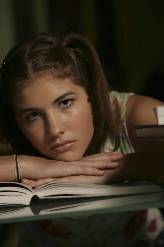 东方人,一个人,坐,竖图,室内,夜晚,正面,看书,阅读,失败,桌面,桌子,书籍,亚洲,仅一个年轻女性,仅一个女性,仅一个人,一堆,学习,堆叠,堆积,服装,沮丧,木制,注视,休闲装,黄种人,衣服,木制品,书本,观察,看,趴着,休闲,难受,休闲服,无奈,读书,浏览,服饰,观看,堆,失望,悲伤,察看,伤心,难过,关注,失落,颓废,挫败,受挫,落败,落空,错过,失足,失意,失策,失算,颓丧,衰颓,悲哀,懊丧,颓靡,气馁,丧气,败北,挫折,失利,年轻女性,女人,女性,亚洲人,书,图书,趴,坐着,半身,彩图