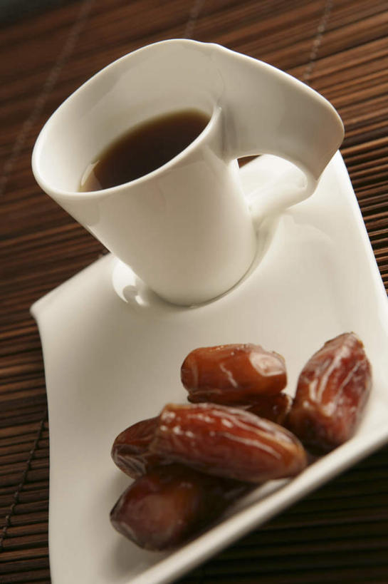 咖啡,无人,竖图,俯视,室内,特写,白天,幸福,餐桌,桌子,杯子,餐具,五个,一堆,许多,阴影,堆叠,堆积,反射,瓷器,碟子,盘,席子,影子,竹席,咖啡杯,陶瓷制品,一杯,娱乐,饮料,一个,白色,盘子,碟,享受,休闲,温馨,放松,乐趣,摄影,影棚,单个,餐台,堆,提神,舒适,瓷杯,醒脑,枣椰子,软饮料,波斯枣,番枣,海枣,无漏子,椰枣,伊拉克枣,彩图,高角度拍摄,影棚拍摄,拍摄