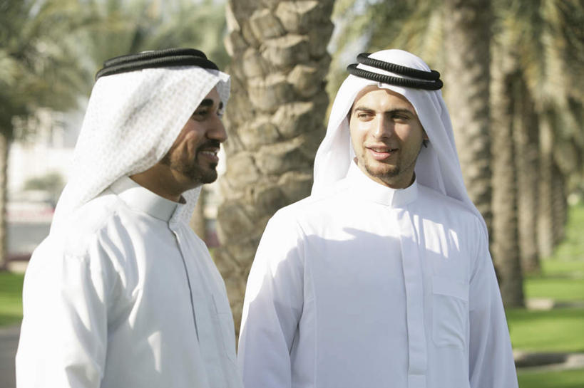 两个人,伙伴,朋友,商务人士,商务男性,站,笑,微笑,露齿笑,横图,室外,白天,正面,民族服装,衬衫,友谊,合作,团队,草地,草坪,植物,棕榈树,叶子,亚洲,套装,服装,朦胧,模糊,头巾,绿叶,注视,休闲装,草,树,树木,衣服,绿色,白色,自然,观察,看,站着,休闲,休闲服,嫩叶,战略,服饰,生长,成长,观看,察看,关注,商务装,工薪阶层,棕榈叶,联合,合谋,配合,协作,男人,男性,年轻男性,阿拉伯人,白种人,亚洲人,白领,上班族,叶,叶片,站立,半身,彩图,衬衣,传统服装,民俗服