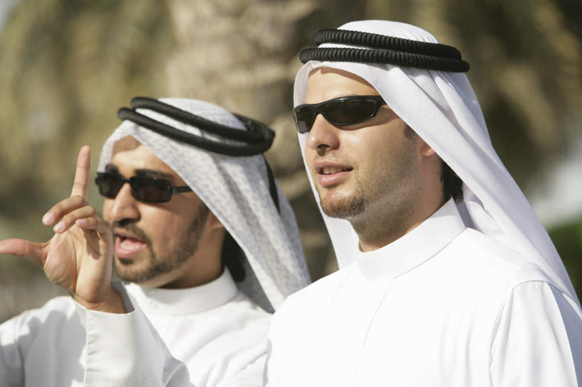 两个人,伙伴,朋友,商务人士,商务男性,站,笑,微笑,露齿笑,横图,室外,白天,正面,民族服装,衬衫,友谊,合作,团队,植物,棕榈树,叶子,亚洲,套装,服装,朦胧,模糊,墨镜,头巾,眼镜,绿叶,注视,休闲装,树,树木,拍照,衣服,绿色,白色,自然,太阳镜,太阳眼镜,观察,看,手势,站着,休闲,休闲服,嫩叶,遮阳镜,战略,摄影,服饰,生长,成长,观看,察看,食指,关注,商务装,工薪阶层,棕榈叶,联合,合谋,配合,协作,男人,男性,年轻男性,阿拉伯人,白种人,亚洲人,大拇指,白领,上班族,叶,叶片,站立,半身,彩图,衬衣,传统服装,民俗服,照相