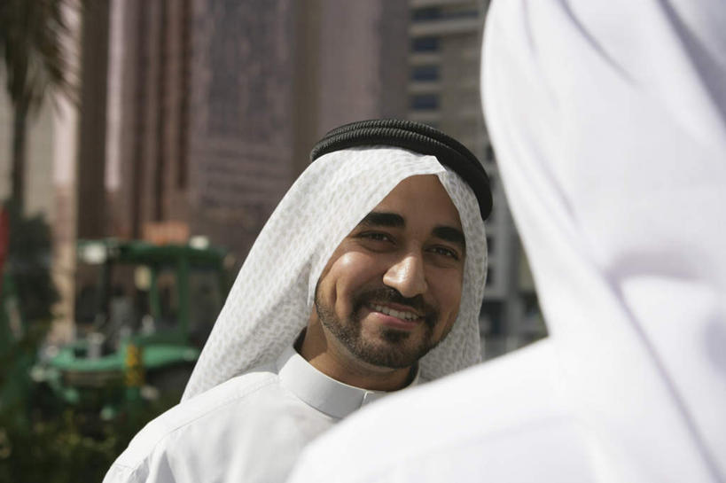 背部,两个人,伙伴,朋友,商务人士,商务男性,高楼大厦,站,笑,微笑,横图,室外,白天,正面,民族服装,衬衫,友谊,合作,团队,植物,大厦,建筑,摩天大楼,棕榈树,叶子,亚洲,套装,服装,朦胧,模糊,头巾,绿叶,注视,休闲装,树,树木,衣服,绿色,自然,观察,看,站着,休闲,休闲服,嫩叶,战略,服饰,生长,成长,观看,察看,关注,商务装,工薪阶层,棕榈叶,联合,合谋,配合,协作,男人,男性,年轻男性,阿拉伯人,白种人,亚洲人,白领,上班族,叶,叶片,站立,半身,彩图,衬衣,传统服装,民俗服,大楼,高层建筑,高楼,摩天楼