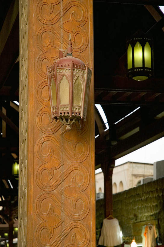 无人,竖图,室外,夜晚,仰视,度假,美景,城市风光,城市,照明,阿联酋,亚洲,吊挂,悬挂,灯笼,纸灯笼,墙,景观,挂,娱乐,墙壁,墙面,两个,灯具,享受,休闲,橙色,景色,放松,照亮,照明设备,西亚,阿拉伯联合酋长国,彩图,低角度拍摄