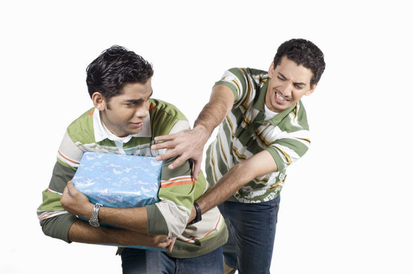 东方人,两个人,家庭,抱,笑,微笑,露齿笑,横图,室内,白天,白色背景,正面,礼盒,礼物,亚洲,服装,时间,时钟,手表,纸盒,计时,注视,休闲装,黄种人,盒子,两个,一个,衣服,蓝色,包装盒,礼品盒,钟表,观察,看,休闲,温暖,温馨,一家人,休闲服,表,抢夺,摄影,服饰,礼品,影棚,单个,抱着,观看,腕表,和睦,察看,搂着,关注,男人,男性,年轻男性,亚洲人,钟,搂,半身,彩图,影棚拍摄,拍摄,融洽