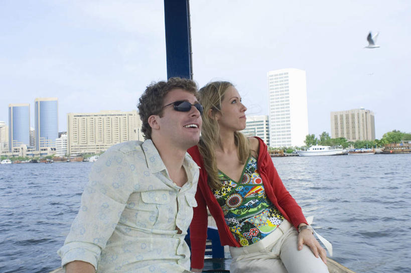 西方人,两个人,高楼大厦,坐,笑,微笑,露齿笑,横图,室外,白天,正面,爱情,海浪,海洋,大厦,建筑,轮船,摩天大楼,船,海鸟,海鸥,鸟,欧洲,阿联酋,欧洲人,亚洲,一副,一艘,飞翔,伸展,张开,展翅,阴影,服装,飞行,光线,翅膀,鸟类,墨镜,眼镜,影子,浪花,翱翔,浪漫,注视,休闲装,飞,一只,衣服,蓝色,蓝天,天空,阳光,海水,太阳镜,太阳眼镜,交通工具,天,观察,看,靠,靠着,休闲,温暖,温馨,休闲服,遮阳镜,恩爱,恋人,服饰,晴朗,观看,和睦,察看,关注,载具,西亚,海景,阿拉伯联合酋长国,迪拜,张开翅膀,万里无云,杜拜,展开翅膀,迪拜码头,男人,男性,年轻男性,年轻女性,女人,女性,白种人,情侣,大海,风浪,海,海水的波动,近岸浪,涌浪,晴空,晴空万里,坐着,半身,彩图,大楼,高层建筑,高楼,摩天楼,伴侣,融洽