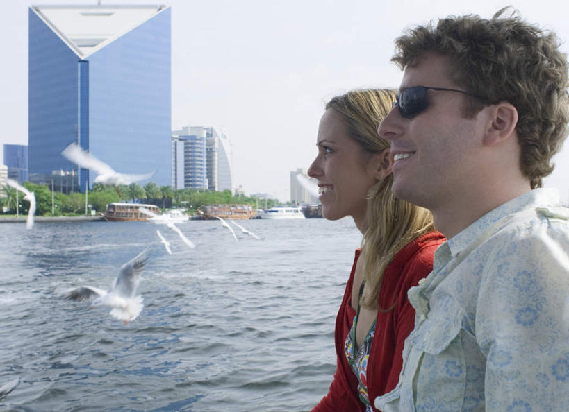 西方人,两个人,高楼大厦,坐,笑,微笑,露齿笑,横图,室外,白天,侧面,爱情,海浪,海洋,大厦,建筑,轮船,摩天大楼,船,海鸟,海鸥,鸟,欧洲,阿联酋,欧洲人,亚洲,一艘,飞翔,伸展,张开,展翅,阴影,服装,飞行,光线,翅膀,鸟类,墨镜,眼镜,影子,浪花,翱翔,浪漫,注视,休闲装,飞,衣服,蓝色,蓝天,天空,阳光,海水,太阳镜,太阳眼镜,交通工具,天,观察,看,休闲,温暖,温馨,休闲服,遮阳镜,恩爱,恋人,服饰,晴朗,观看,和睦,察看,关注,载具,西亚,海景,阿拉伯联合酋长国,迪拜,张开翅膀,万里无云,杜拜,展开翅膀,迪拜码头,男人,男性,年轻男性,年轻女性,女人,女性,白种人,情侣,大海,风浪,海,海水的波动,近岸浪,涌浪,晴空,晴空万里,坐着,半身,彩图,大楼,高层建筑,高楼,摩天楼,伴侣,融洽