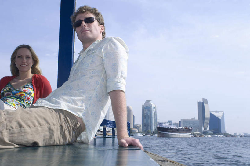 西方人,两个人,高楼大厦,坐,笑,微笑,露齿笑,横图,室外,白天,仰视,爱情,海浪,海洋,大厦,建筑,轮船,摩天大楼,船,欧洲,阿联酋,欧洲人,亚洲,一副,一艘,阴影,服装,光线,墨镜,眼镜,影子,浪花,云,云朵,浪漫,云彩,注视,休闲装,衣服,蓝色,白云,蓝天,天空,阳光,海水,太阳镜,太阳眼镜,交通工具,天,观察,看,休闲,温暖,温馨,休闲服,遮阳镜,恩爱,恋人,服饰,晴朗,观看,和睦,察看,关注,载具,西亚,海景,阿拉伯联合酋长国,迪拜,杜拜,迪拜码头,男人,男性,年轻男性,年轻女性,女人,女性,白种人,情侣,大海,风浪,海,海水的波动,近岸浪,涌浪,晴空,坐着,半身,彩图,低角度拍摄,大楼,高层建筑,高楼,摩天楼,伴侣,融洽