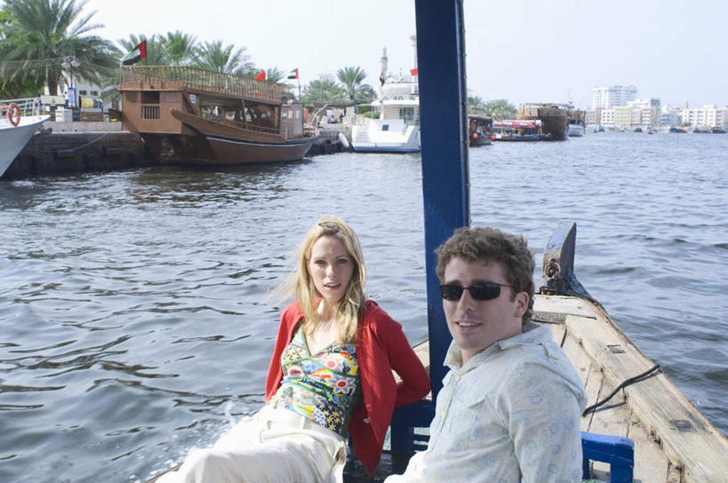 西方人,两个人,高楼大厦,坐,笑,微笑,露齿笑,横图,室外,白天,正面,爱情,海浪,海洋,植物,大厦,建筑,轮船,摩天大楼,船,棕榈树,叶子,欧洲,阿联酋,欧洲人,亚洲,一艘,阴影,服装,光线,墨镜,眼镜,影子,浪花,绿叶,浪漫,注视,休闲装,树,树木,衣服,蓝色,绿色,蓝天,天空,阳光,自然,海水,太阳镜,太阳眼镜,交通工具,天,观察,看,休闲,温暖,温馨,休闲服,嫩叶,遮阳镜,恩爱,恋人,服饰,生长,晴朗,成长,观看,和睦,察看,关注,载具,西亚,海景,阿拉伯联合酋长国,迪拜,棕榈叶,万里无云,杜拜,迪拜码头,男人,男性,年轻男性,年轻女性,女人,女性,白种人,情侣,叶,叶片,大海,风浪,海,海水的波动,近岸浪,涌浪,晴空,晴空万里,坐着,半身,彩图,大楼,高层建筑,高楼,摩天楼,伴侣,融洽