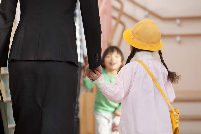 东方人,儿童,背部,三个人,教师,站,握手,笑,微笑,露齿笑,横图,室外,白天,正面,纯洁,帽子,亚洲,握,包,书包,拿,拎,拿着,黄种人,小孩,背包,背着,站着,可爱,童年,童趣,握着,幼儿园,童真,烂漫,无邪,天真,女孩,女人,女性,亚洲人,讲师,老师,搀手,拉手,手拉手,手握手,站立,半身,彩图,双肩包,女生,拎着