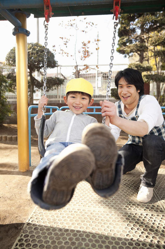 东方人,儿童,两个人,家庭,父亲,儿子,栏杆,竖图,室外,白天,正面,游戏,纯洁,森林,树林,植物,亚洲,阴影,光线,瓷砖,地砖,影子,围栏,地面,玩,黄种人,娱乐,护栏,树,树木,小孩,蓝色,绿色,蓝天,天空,阳光,自然,秋千,天,荡秋千,休闲,温暖,温馨,父子,一家人,父爱,可爱,童年,童趣,生长,成长,和睦,童真,烂漫,无邪,天真,男孩,男人,男性,年轻男性,亚洲人,孩子,玩耍,嬉戏,彩图,融洽,男生