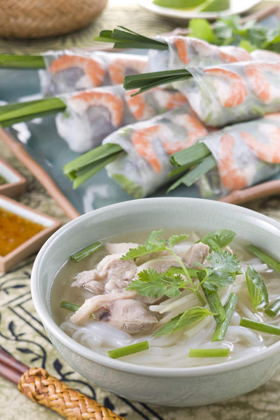 无人,竖图,俯视,室内,特写,白天,烹饪,中餐,游戏,餐桌,筷子,桌子,芹菜,蔬菜,餐具,新鲜,篮子,葱,青葱,鸡肉,肉,虾,料理,食品,调味酱,玩,文化,娱乐,传统,菜肴,美食,肉类,米粉,食物,休闲,中式,佳肴,有机食品,绿色食品,餐台,礼节,礼仪,肉食,进餐用具,烹调用具,药芹,水芹,旱芹,玩耍,嬉戏,彩图,高角度拍摄