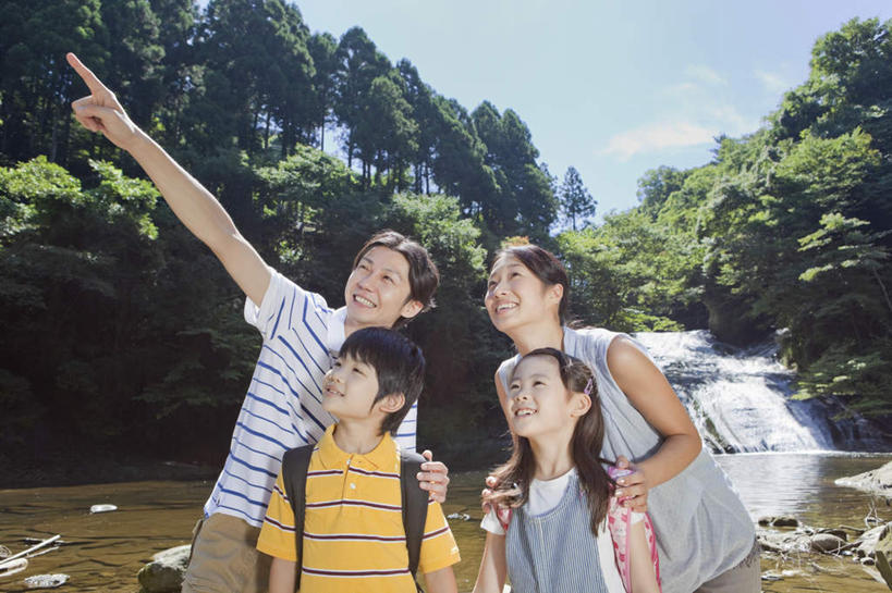 东方人,儿童,家庭,夫妻,母亲,父亲,女儿,儿子,站,横图,室外,白天,正面,爱情,纯洁,河流,森林,树林,水,植物,亚洲,指,朦胧,模糊,河水,水流,云,云朵,浪漫,云彩,黄种人,方向,树,树木,小孩,蓝色,绿色,白云,蓝天,天空,自然,天,手势,站着,温暖,温馨,父女,父子,母女,母子,一家人,恩爱,父爱,可爱,母爱,童年,童趣,恋人,生长,成长,搭肩,和睦,指向,童真,烂漫,无邪,天真,男孩,男人,男性,年轻男性,年轻女性,女孩,女人,女性,亚洲人,孩子,年轻人,夫妇,情侣,站立,半身,彩图,伴侣,融洽,男生,女生