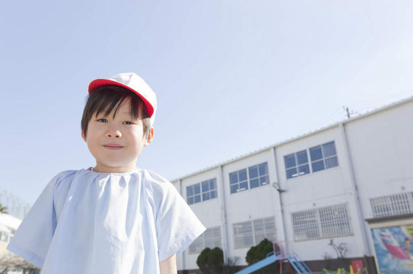 东方人,儿童,一个人,家,笑,微笑,横图,室外,白天,仰视,游戏,纯洁,森林,树林,植物,帽子,玩具,亚洲,仅一个男性,仅一个人,房屋,屋子,玩,注视,黄种人,娱乐,运动器械,运动帽,楼房,住宅,树,树木,小孩,蓝色,绿色,蓝天,天空,自然,天,观察,看,仅一个小孩,休闲,滑滑梯,鸭舌帽,滑梯,可爱,童年,童趣,益智,生长,成长,观看,活动,察看,发泄,关注,消遣,智力,童真,烂漫,无邪,宣泄,一顶,天真,男孩,男人,男性,亚洲人,孩子,玩耍,嬉戏,半身,彩图,低角度拍摄,房子,男生