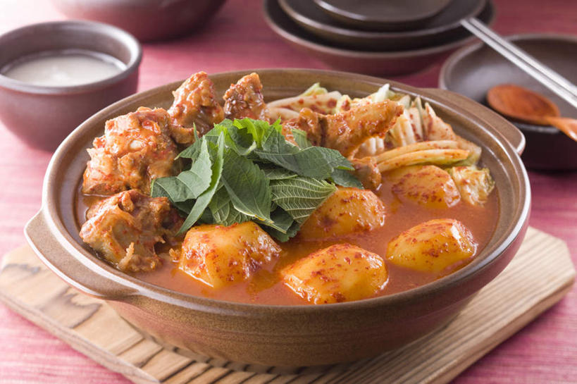 无人,横图,俯视,室内,特写,白天,烹饪,中餐,筷子,蔬菜,土豆,餐具,叶子,新鲜,勺子,肉,汤,料理,食品,绿叶,文化,传统,猪肉,菜肴,美食,肉类,食物,调羹,汤匙,碗,中式,嫩叶,佳肴,有机食品,绿色食品,礼节,礼仪,肉食,豚肉,叶,叶片,进餐用具,烹调用具,芋艿,洋芋,山药蛋,马铃薯,彩图,高角度拍摄